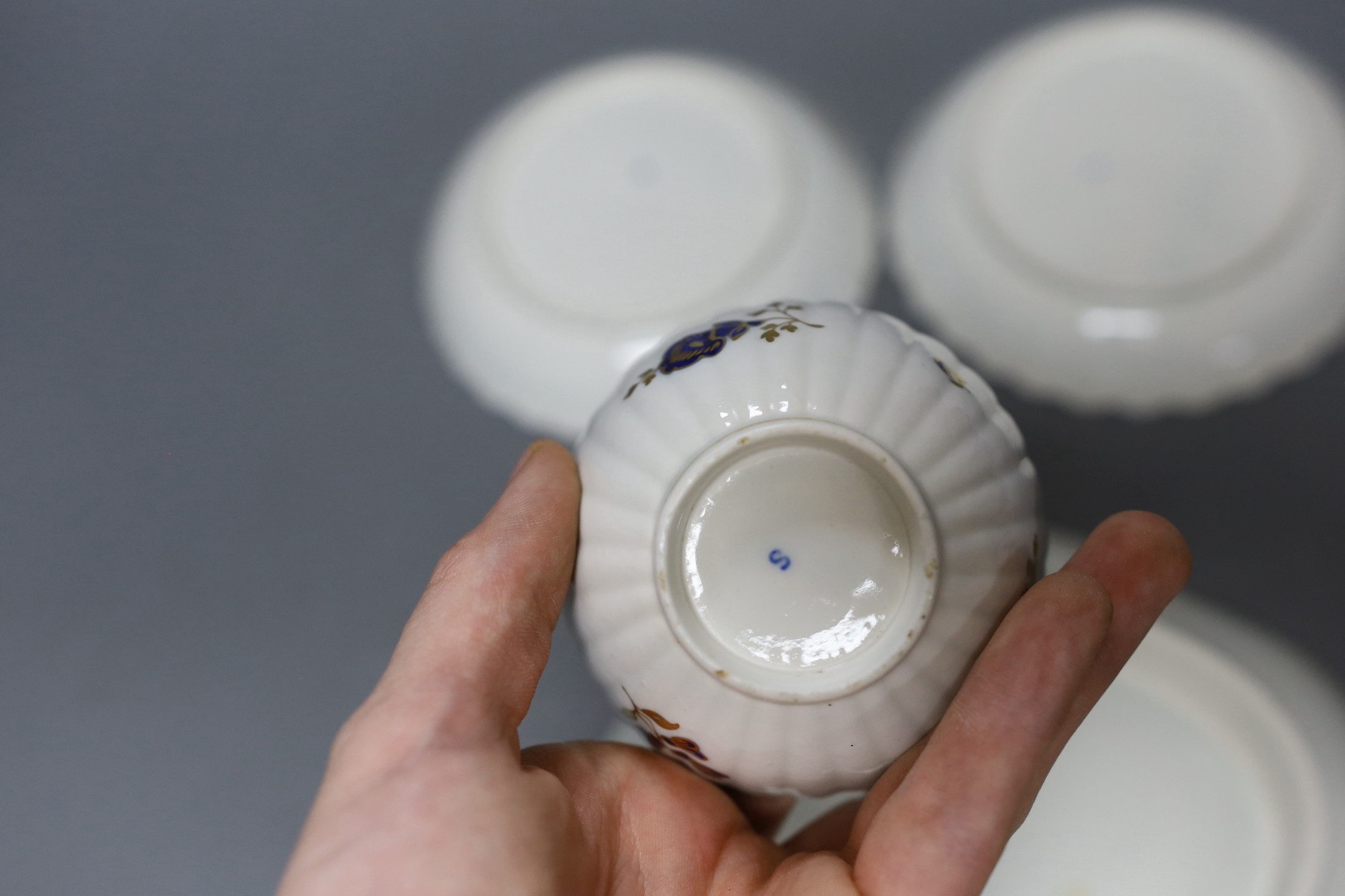 A pair of late 18th century Caughley Salopian teabowls and saucers together with a matching dish